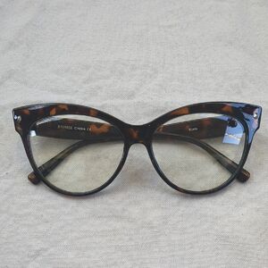 Chic Tortoise Shell Cat-Eye Glasses
